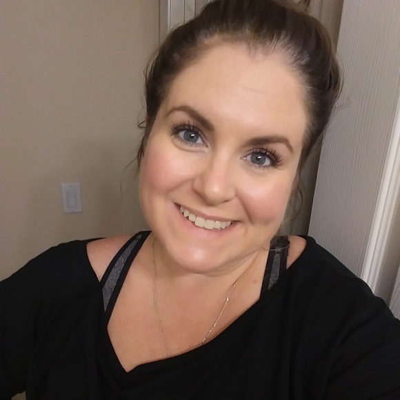 Meet your Posher, Nicole - Picture 5 of 5